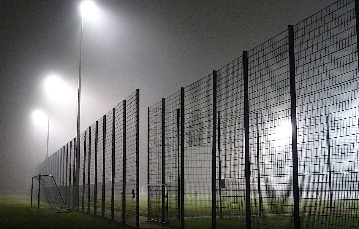 Insgesamt sollen zwölf Flutlichtmasten den Fussballplatz und den Tennisclub auf dem Walchwiler Lienisberg ausleuchten.