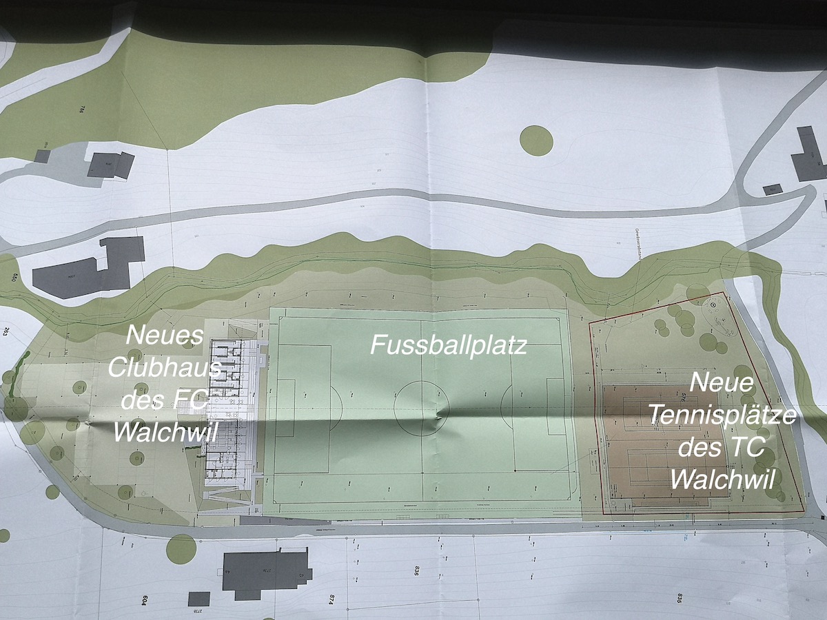 So sehen die offiziellen Baupläne auf dem Walchwiler Lienisberg für Fussball und Tennis aus. Während der neue Fussballplatz und das neue Clubhaus bereits realisiert worden sind, sollen die Tennisplätze bis Ende des Jahres fertiggestellt sein.