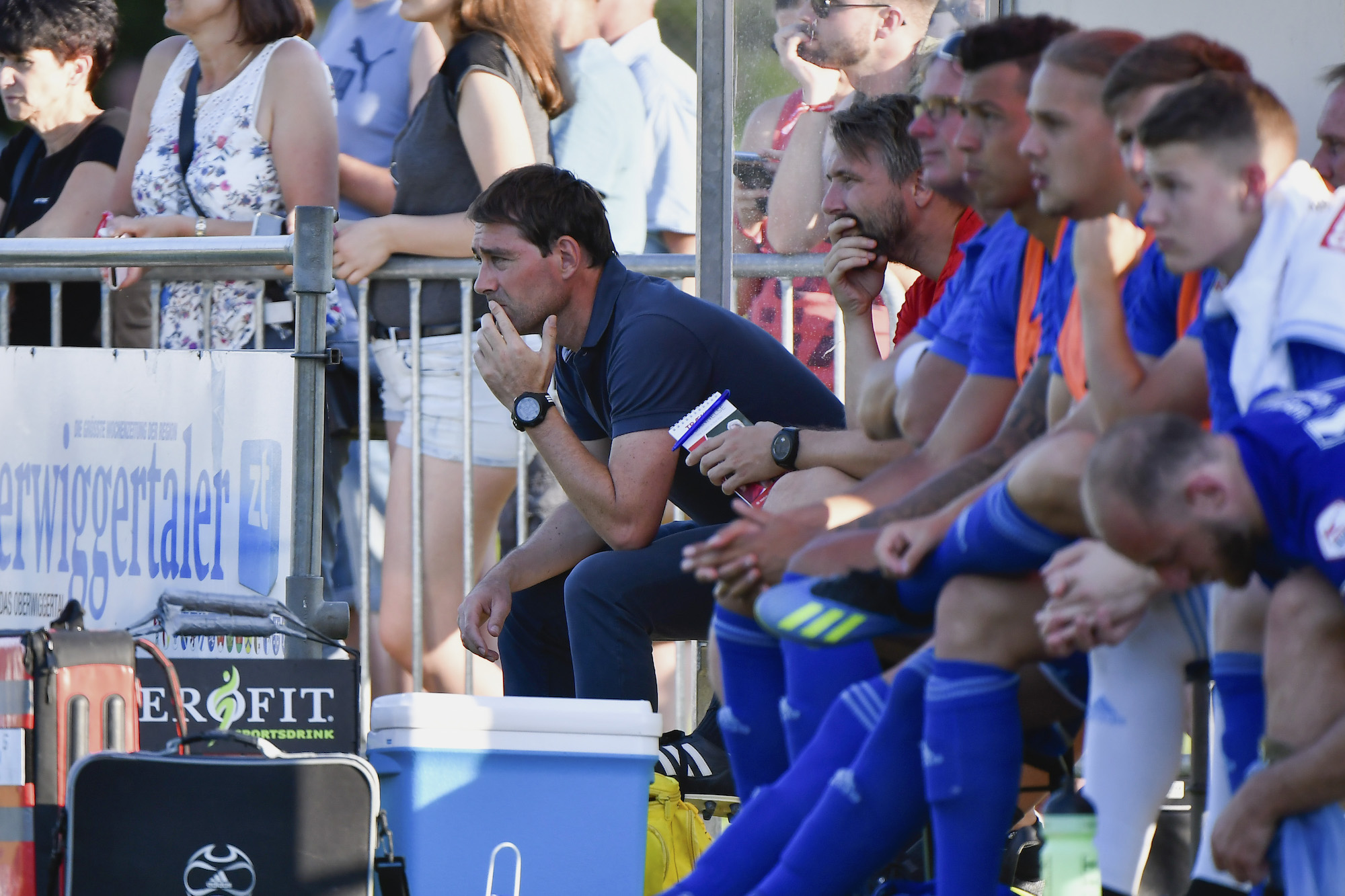 Trainer Rene Weiler verfolgt aufmerksam das Testspiel gegen den FC Vaduz.