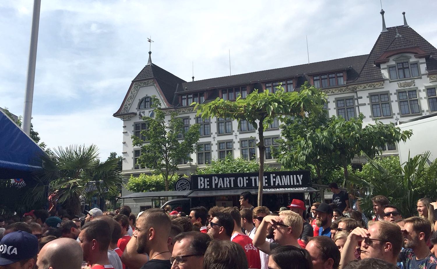 Volles Haus auf dem Martignyplatz in Sursee beim Spiel Schweiz gegen Schweden.