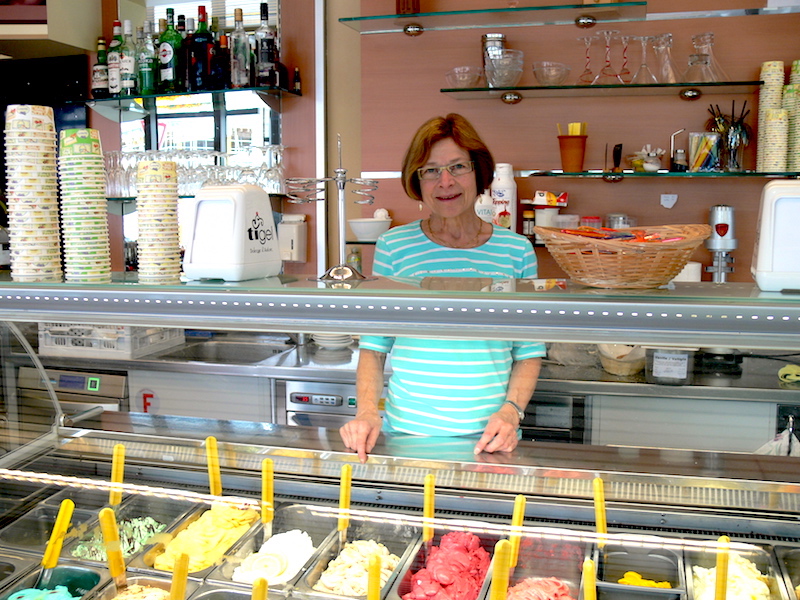 Luzia Schicker bietet im Café Luzia in Cham nicht nur ein vielfältiges, sondern auch ein genussvolles Glace-Angebot.