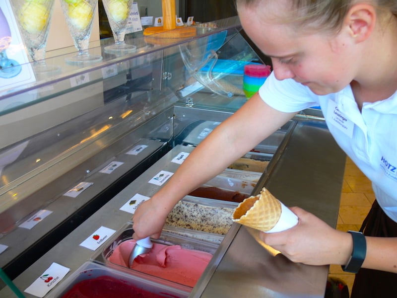 An der Präsentation dürfte noch etwas gefeilt werden. Geschmacklich weiss die Glace aus der Bäckerei Hotz Rust in Baar hingegen zu überzeugen.