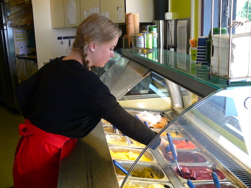 Die Gelateria der Confiserie Speck am Alpenquai: keine Kugeln, dafür cremige Glace direkt am See.