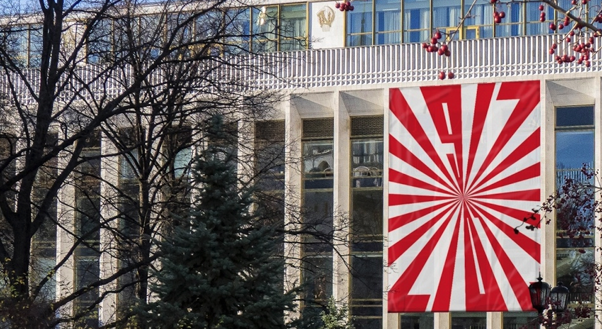 Überlebensgross: Cybu Richlis Plakat zierte Ausstellung und Gebäude zur russischen Revolution.