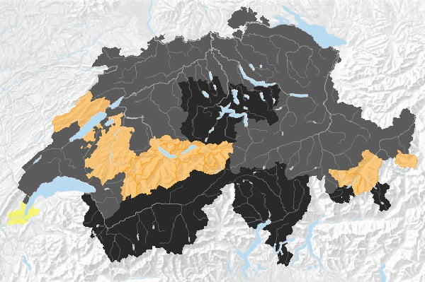 Die Waldbrand-Gefahrenkarte des Bundes am Montagnachmittag: Beinahe in der gesamten Schweiz wurde inzwischen ein vollständiges (schwarz) oder teilweises Feuerverbot (grau) erlassen.