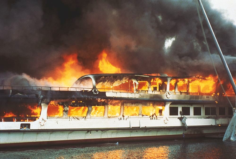 Brand des Motorschiffs Europa in der Werft der SGV vom 20. Februar 1993.