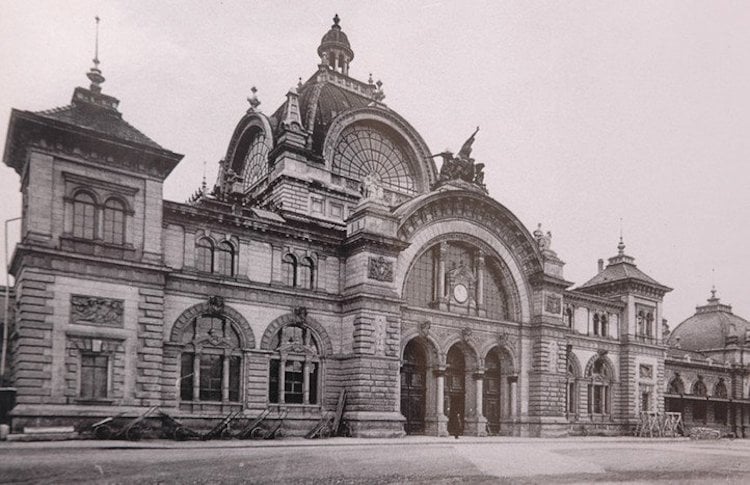 So sah der alte Bahnhof bis 1971 aus. Das Eingangsprotal wurde später auf den Vorplatz verschoben.