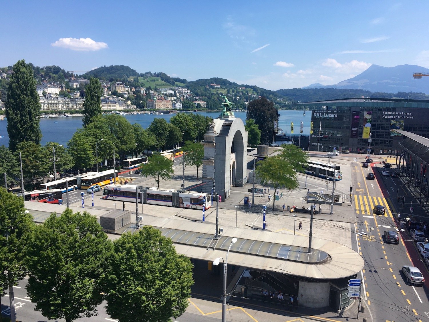 Der alte und der neue Teil des Torbogens. Im neuen Teil ist die Parkhauslüftung installiert.