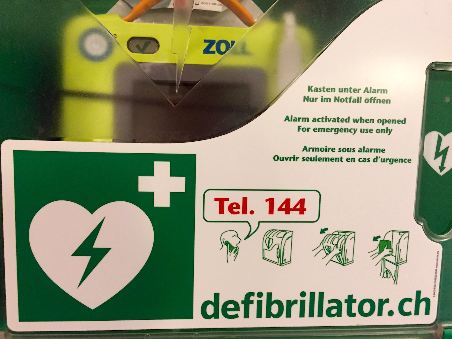 Wird der Defibrillator entwendet, wird automatisch ein Notruf ausgelöst. 