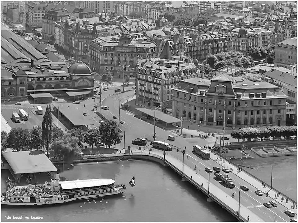 Das Haus des ehemaligen Hotels «Gotthard» neben der Hauptpost um 1962.