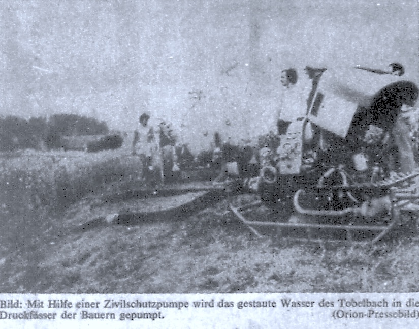 Zivilschützer pumpen für Bauern Wasser aus einem Bach.