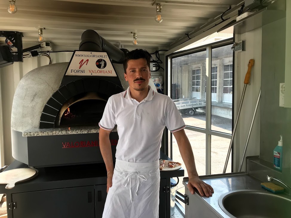 Der Pizzabäcker Luli Selimi ist sich als in Italien aufgewachsener Mazedonier einiges an Hitze gewöhnt.