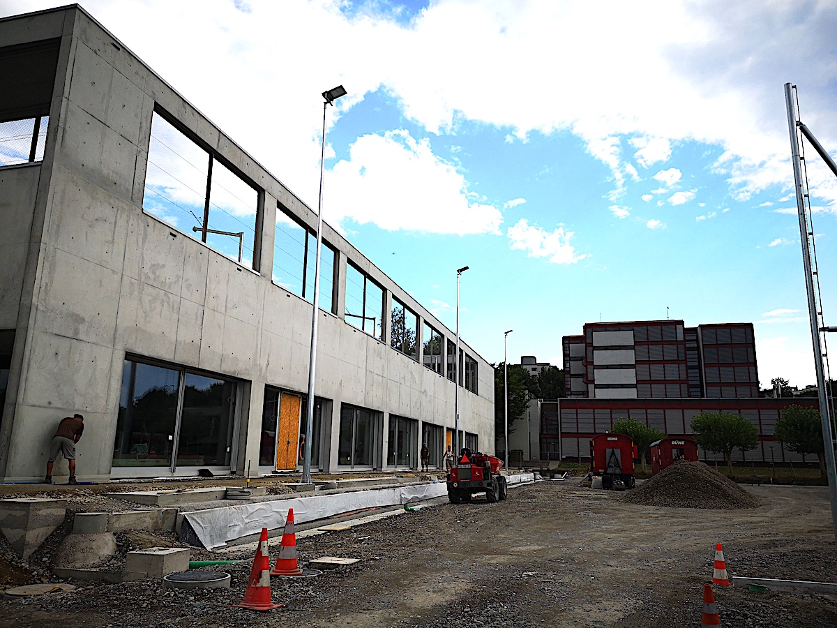 Auf dem Campus der Zuger Kantonsschule wird gerade die neue Dreifachturnhalle gebaut.