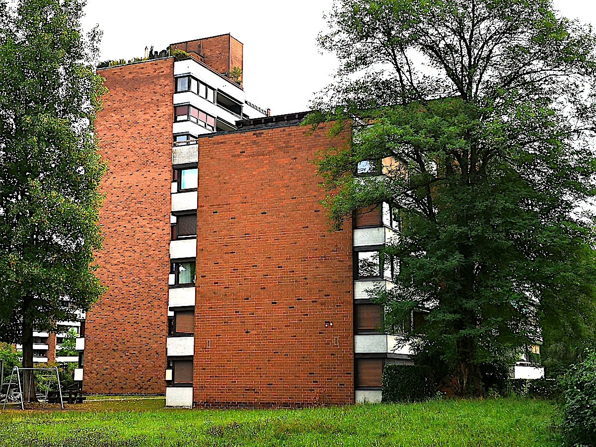 Das Haus Alpenblick 8 soll abgerissen und neu aufgebaut – anstatt total saniert zu werden. Auf den ersten Blick wirkt das Gebäude mit der warmen Sichtbacksteinfassade (Vordergrund) zwar in die Jahre gekommen, aber überhaupt nicht baufällig.