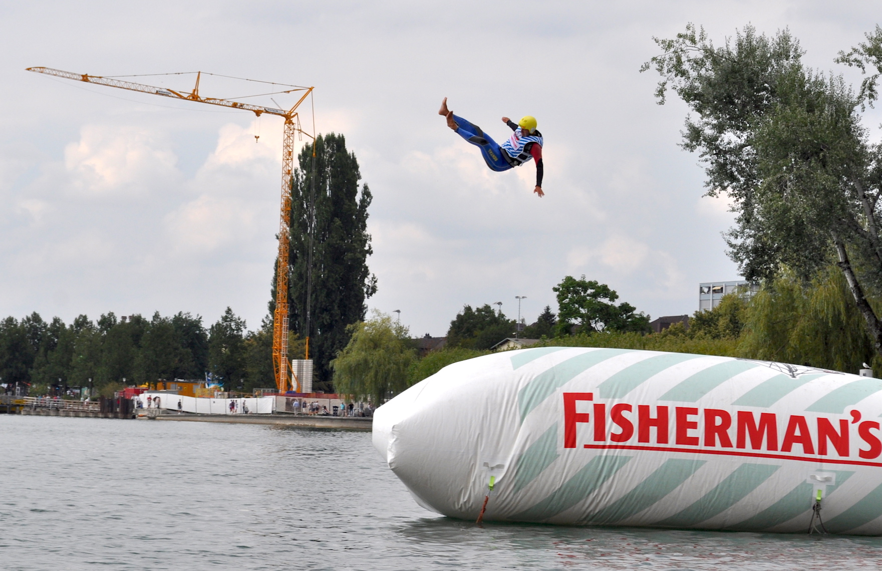 Den Blobber katapultiert es in den See.