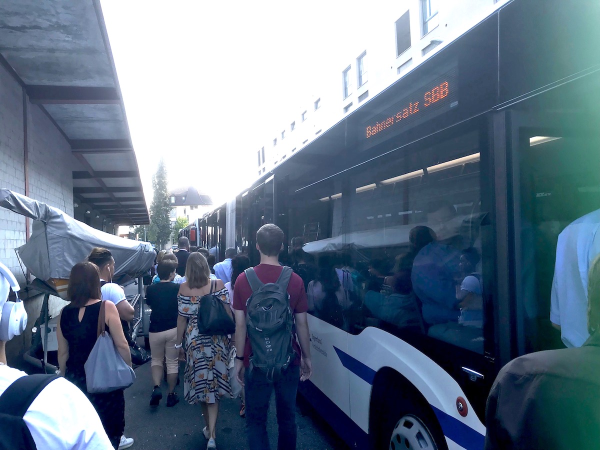 Erstaunlich wenig Gedränge vor den Bussen. Zu Recht: Platz ist genug da.