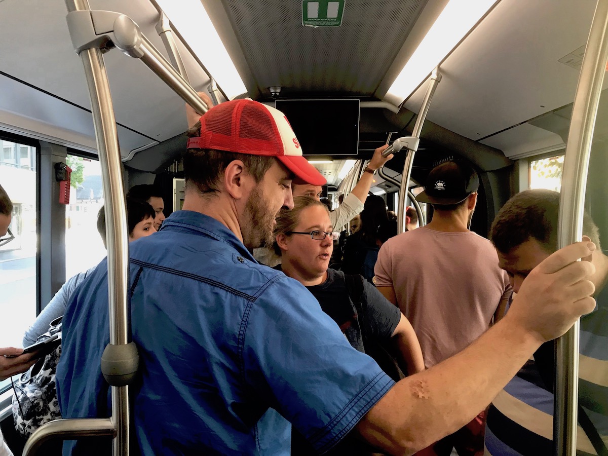 Wider Erwarten ist es im Ersatzbus gar nicht mal so sardinenbüchsig.