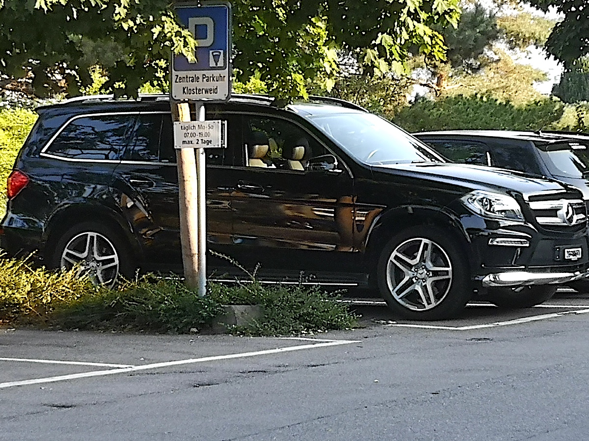 Es gibt auch noch das klassische Zuger Expat-Eltern-Taxi: Ein riesiger Mercedes-SUV.