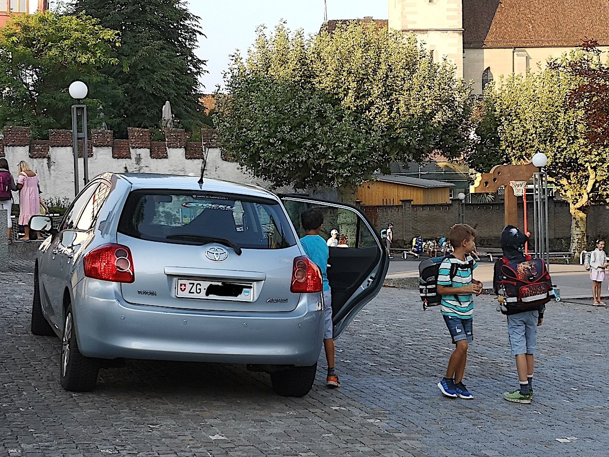 Am ersten Schultag ausnahmsweise bis fast vor die Schultüre chauffiert: Ansonsten fährt der Sohnemann mit dem Bus.