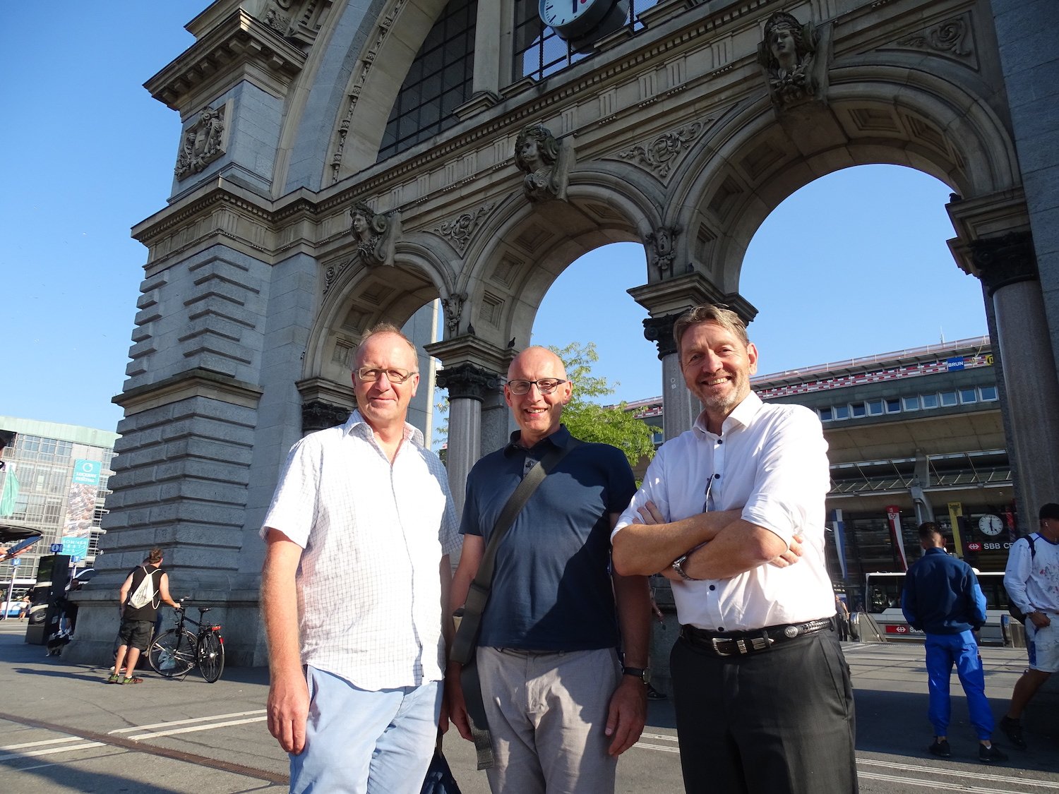 Können dem Torbogen nichts Positives abgewinnen: Architekturblogger Gerold Kunz, Stadtarchitekt Jürg Rehsteiner und Marc Syfrig, Initiant des Seeparkings (v.l.n.r.).