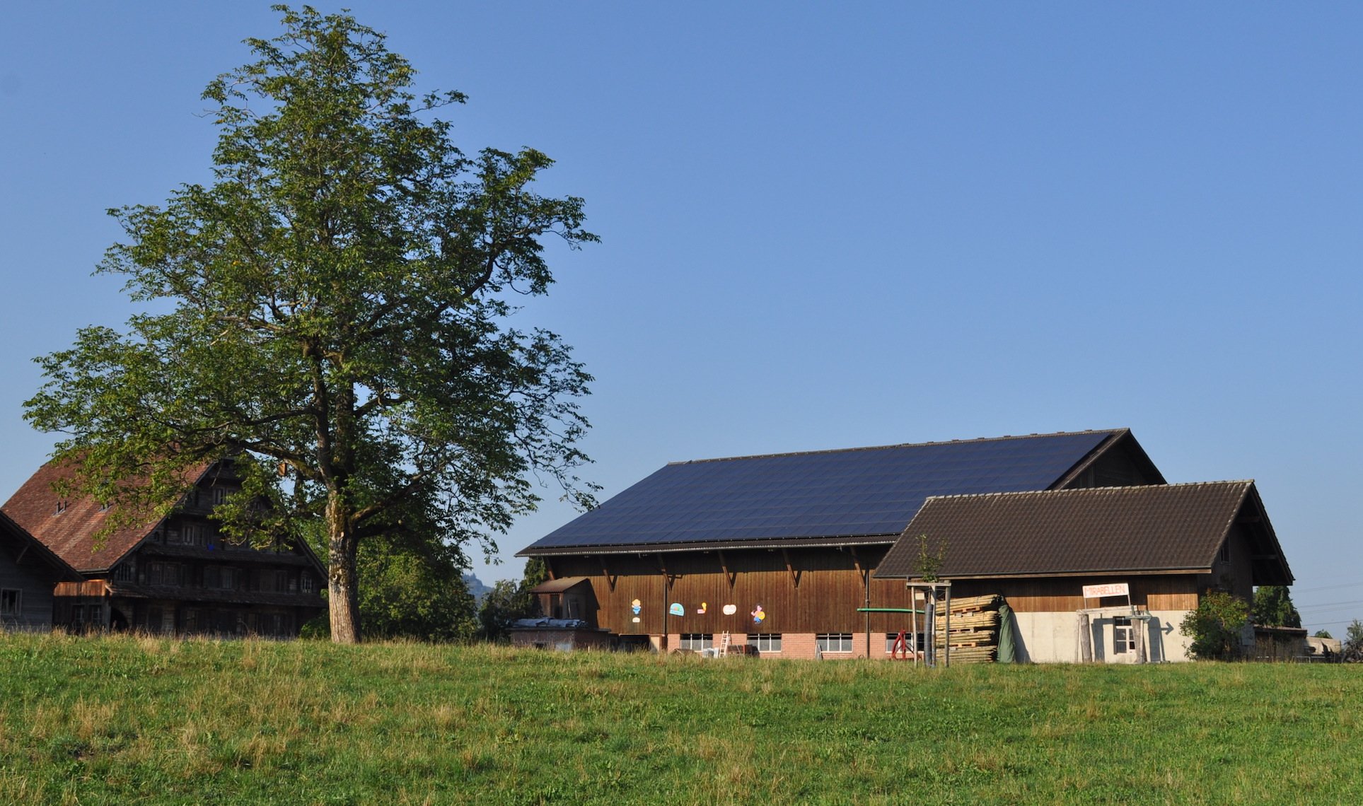 Landwirte sind in Sachen Solarenergie oft investitionsfreudiger als Gmeinwesen: Hier der Hof von Franz Blaser in Rotkreuz, mit einer grossen Photovoltaik-Anlage auf der Scheune.