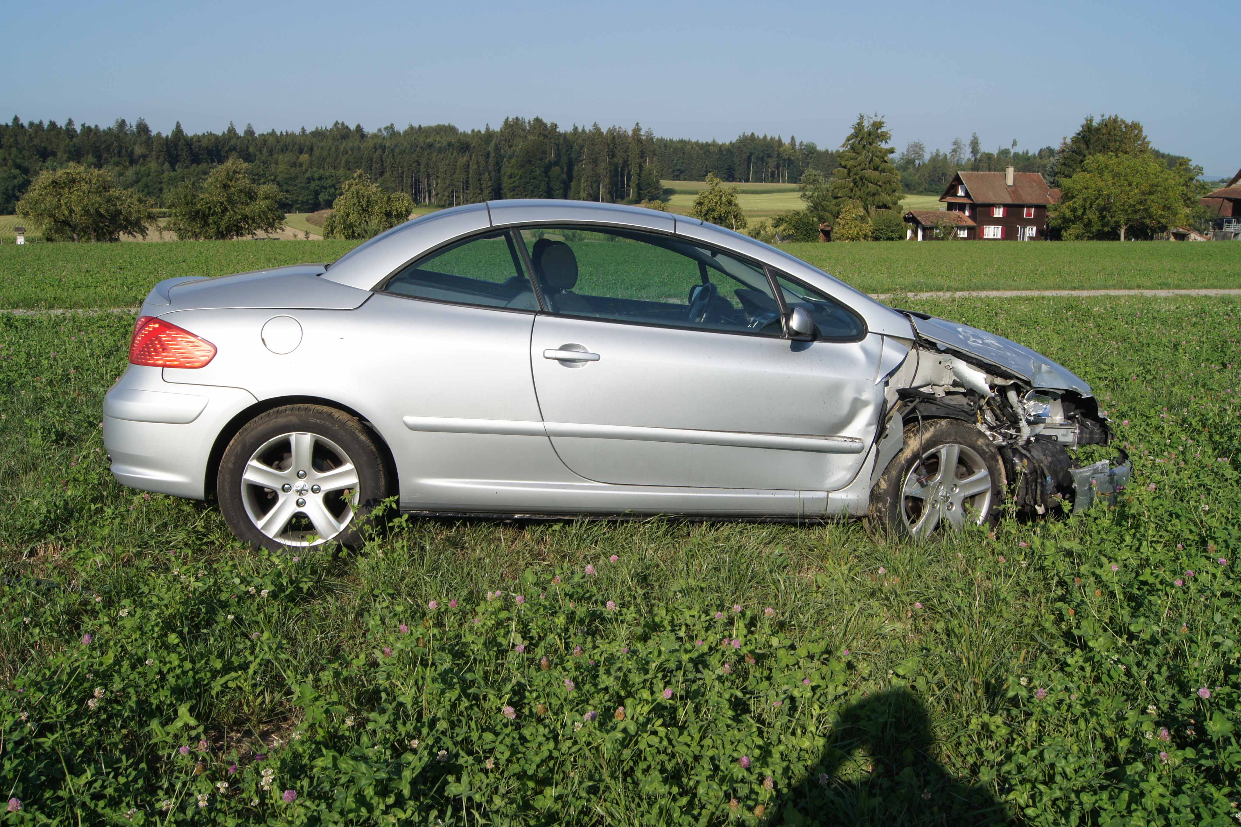 Auf der Kantonsstrasse K sind zwei Autos heftig zusammengeprallt – die beiden Autos erlitten Totalschaden.
