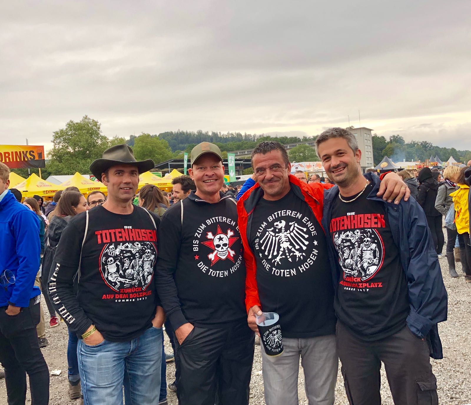 Freunde und Hosen-Fans: Die vier Herren aus Luzern. Der Kollege ganz links sieht die Band heute zum 10. Mal.