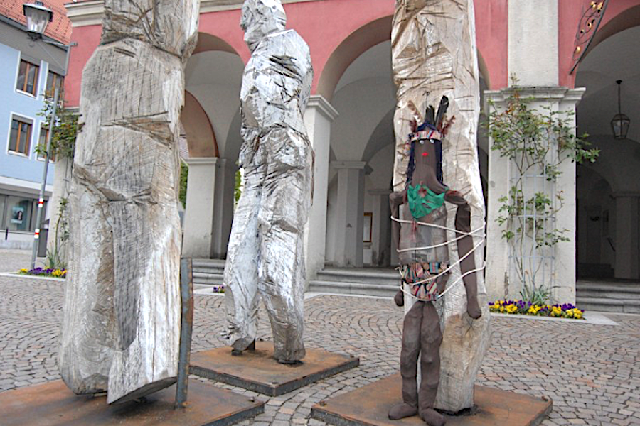 Mit Schrunden und Kanten: Die expressiven Holzskulpturen des Künstlers Klaus Prior.