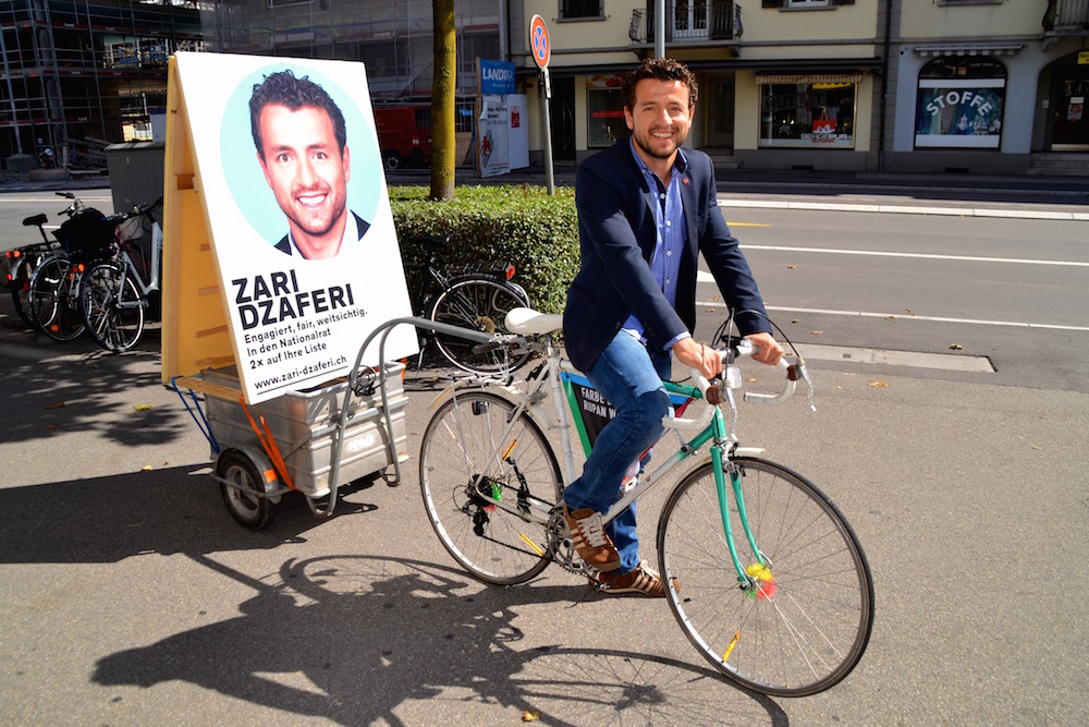 SP-Kandidat Zari Dzaferi erhält Lob aus dem ganzen politischen Spektrum für seinen originellen Wahlkampf – nun kandidiert der 33-jährige Sekundarlehrer für den Gemeinderat in Baar.