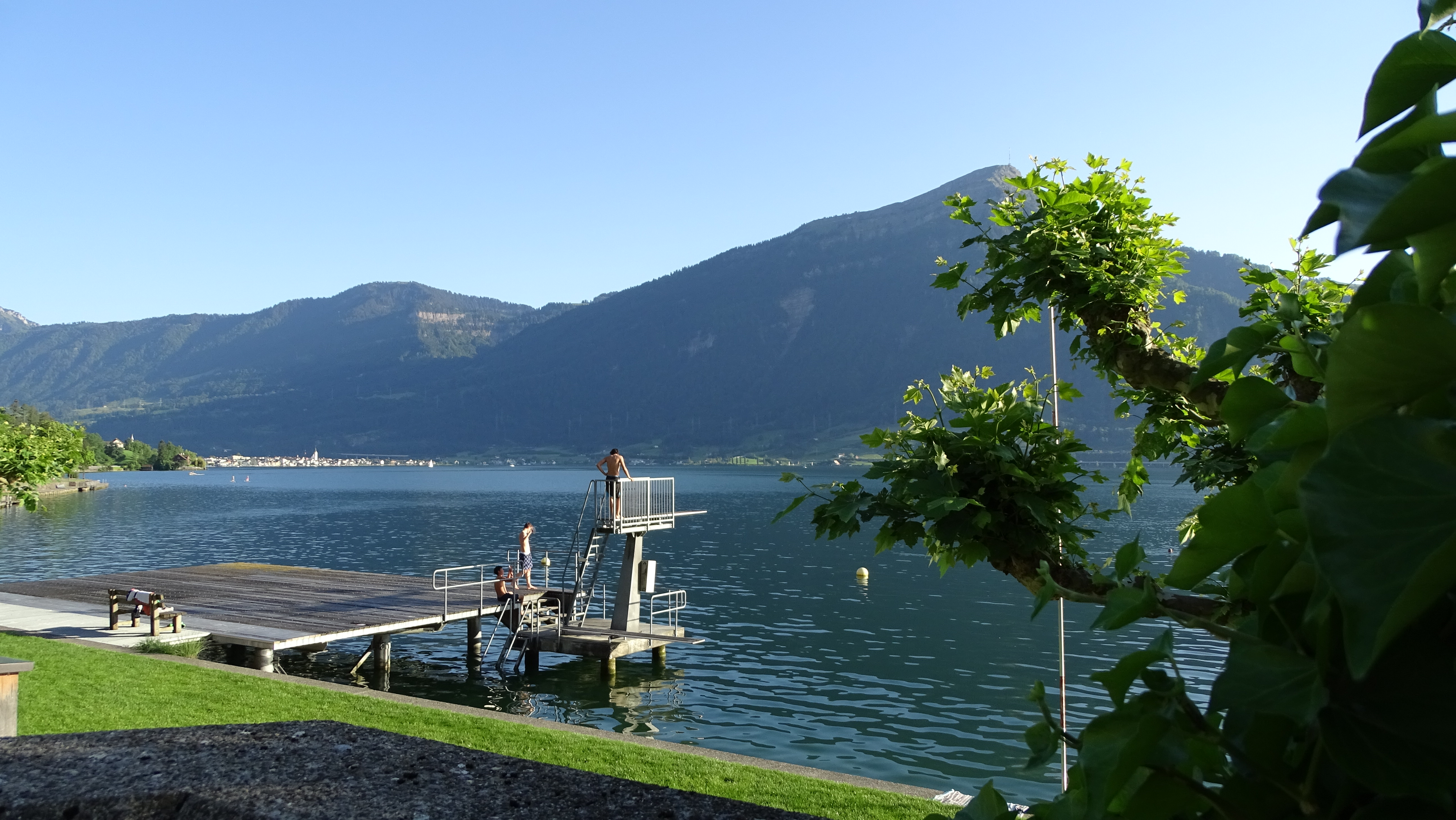 Die Rigi immer im Blick: Die Badi in Walchwil ist nicht nur landschaftlich sehr lauschig gelegen – sie bietet auch viel Atmosphäre zum Relaxen.