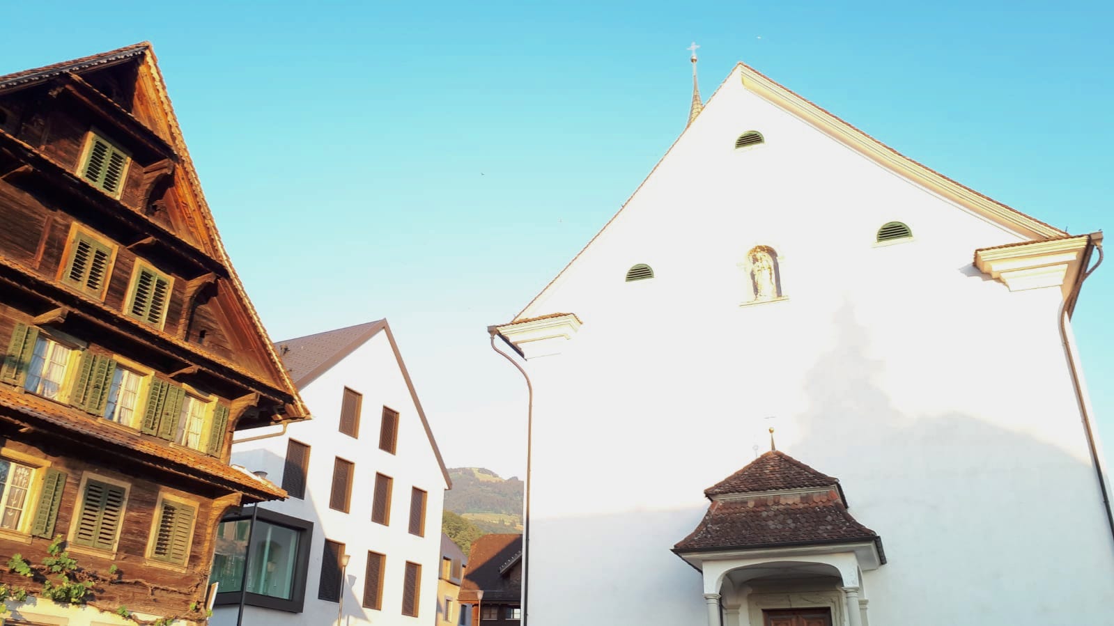 Walchwil hat neben der katholischen Kirche nun ein modernes Dorfzentrum.