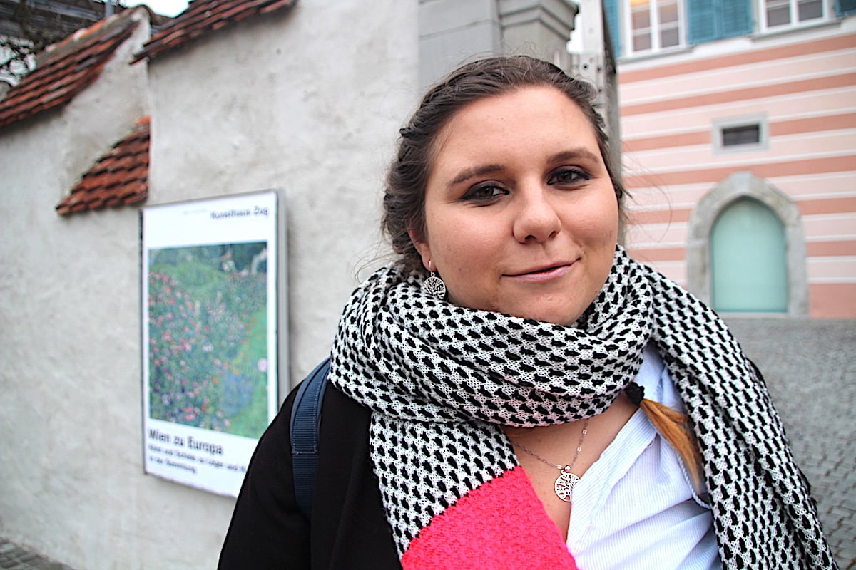 Virginia Köpfli: Erst machte sie mit BH-Verbrennungen Schlagzeilen. Jetzt macht die Hünenberger Kantonsratskandidatin Wahlkampf mit Guerillafahnen.