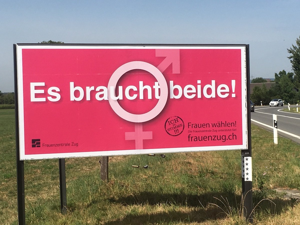 Eines der auffälligen Plakate der Frauenzentrale Zug stand letzte Woche an der Nordstrasse.