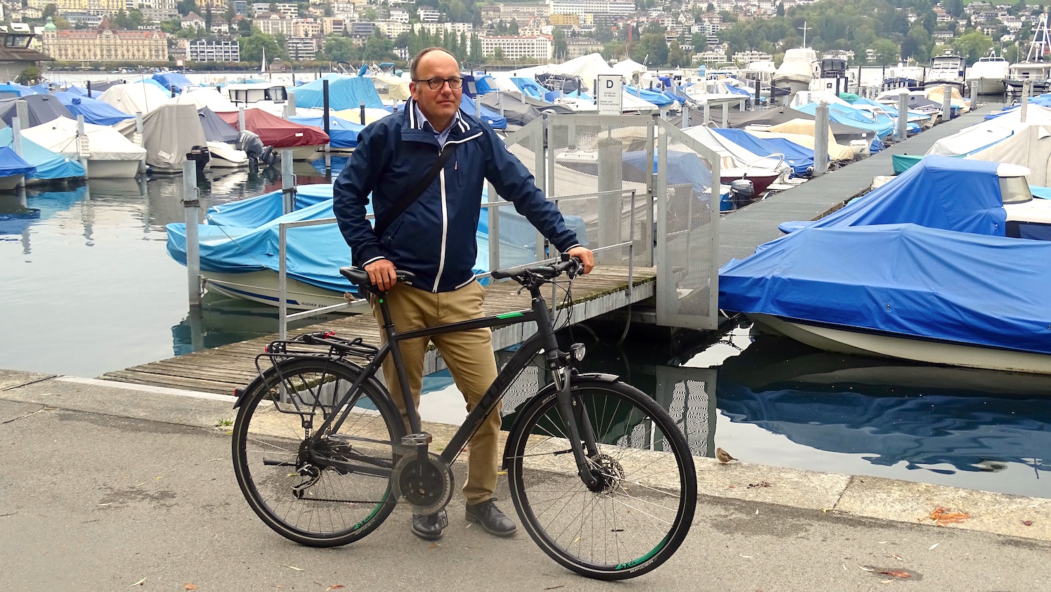 Daniel Furrer mit seinem Fahrrad am Vierwaldstättersee.