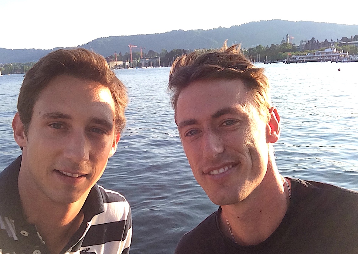Haben sichtlich den Plausch: Der Zuger Rainer Leemann (links) und Federer-Bezwinger John Millman am Zürichsee.