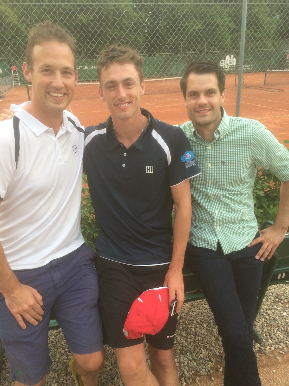 Auf der Anlage des TC Zug: John Millman (Bildmitte). Links: Harald Leemann, der jetzt mit Martina Hingis verheiratet ist, und Rafael Senn (rechts).