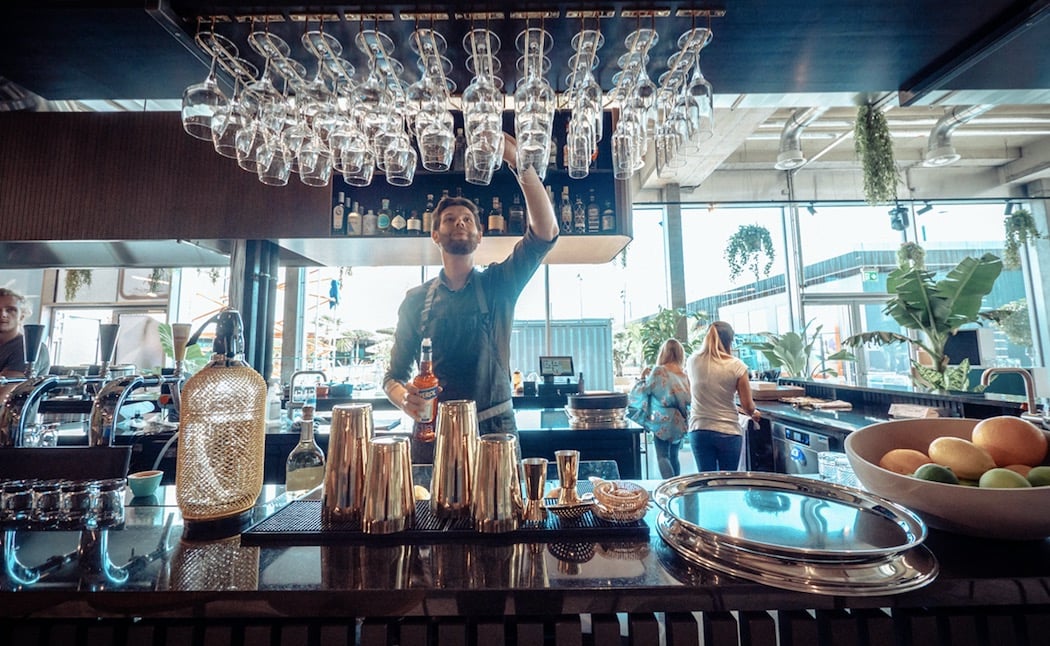 Im Restaurant gleich neben der Welle können Hunger gestillt und Durst gelöscht werden.