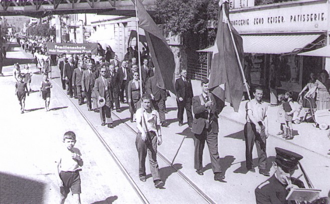 An den ersten Maifeiern nach dem Zweiten Weltkrieg organisierte das Gewerkschaftskartell noch Demonstrationszüge. Möglicherweise handelt es sich um eine Aufnahme von 1946