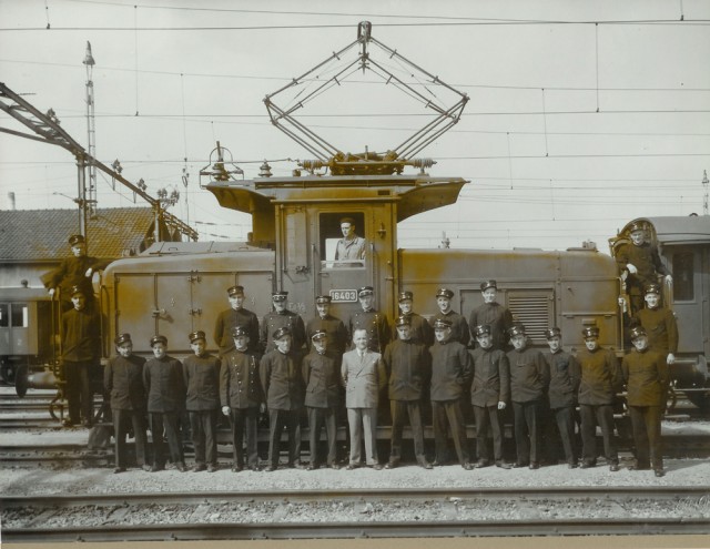 Rangierarbeiter mit Regierungsrat Clemens Meienberg (Mitte, vordere Reihe) anlässlich des 50 Jahre-Jubiläums des Zuger SEV-Rangierpersonalverbands, 1948