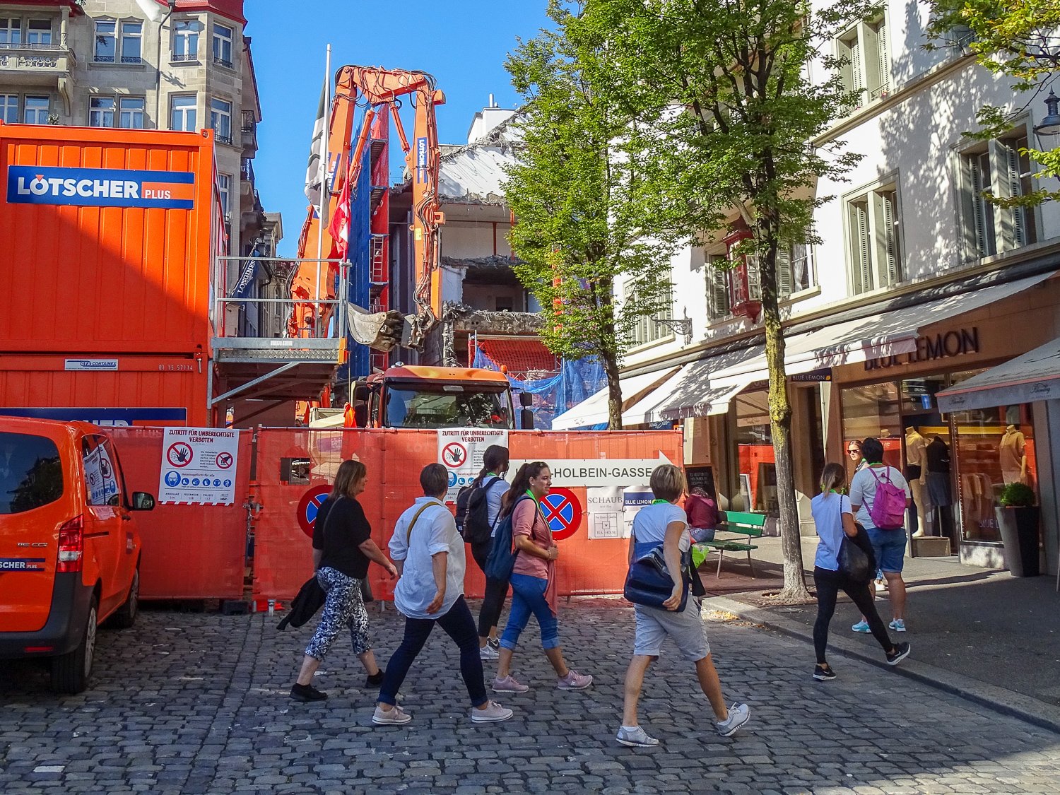 Touristen müssen wegen den Asperrungen Umwege in Kauf nehmen.