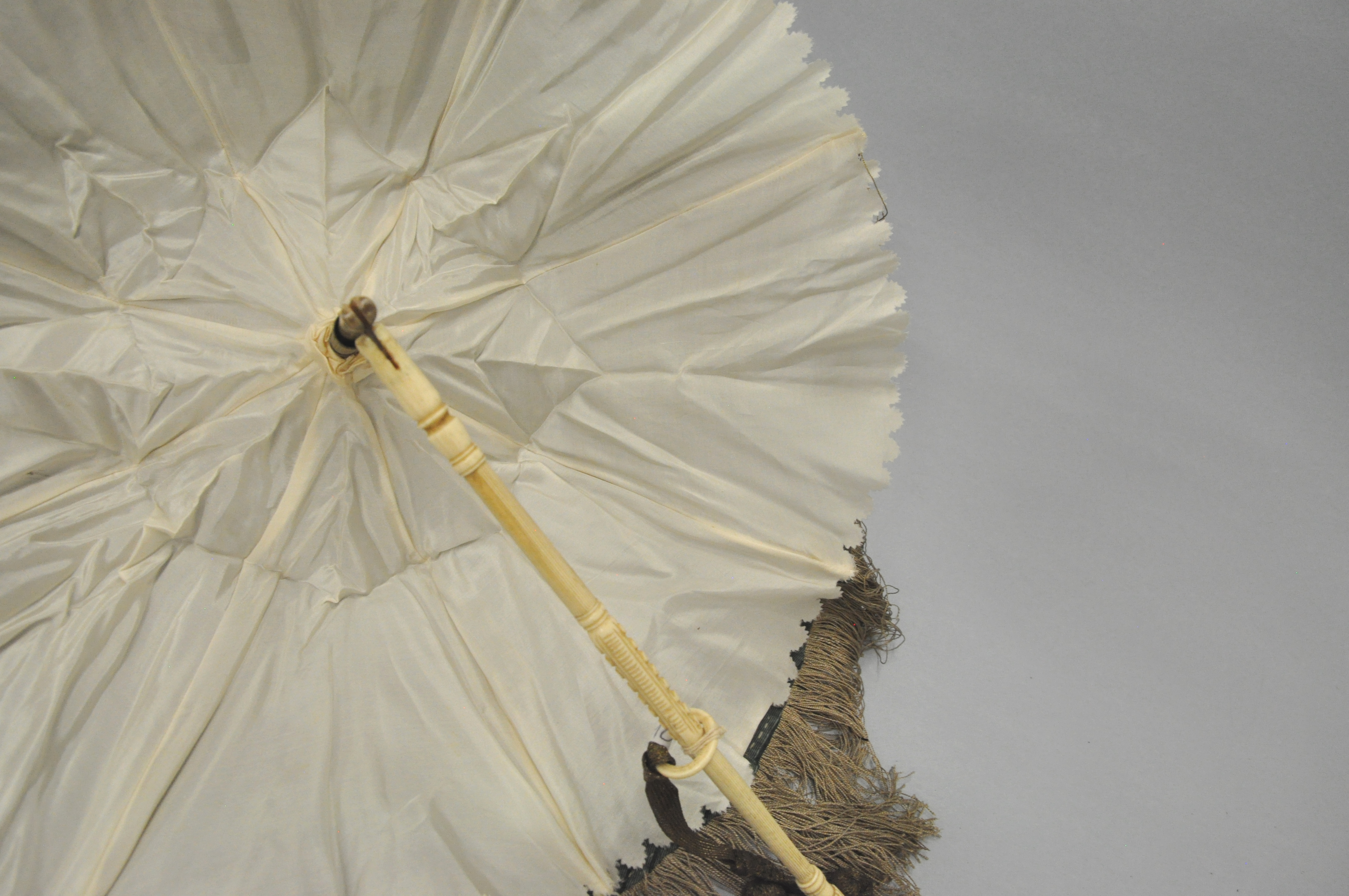 Sonnenschirm, 8-strebig, Seide mit Bogenkantenbordüre, Holz, gedrechselt, Metall; Hersteller unbekannt, 1850–1900. Bild: Museum Burg Zug