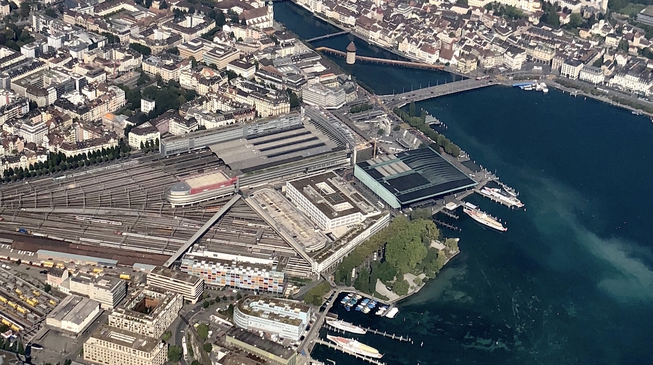 Der Luzerner Bahnhof aus der Luftperspektive. Die Abstellanlagen befinden sich im unteren Teil des Bildes.