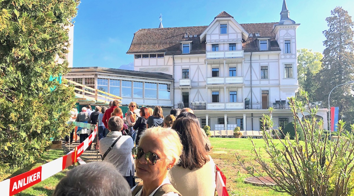 Besser organisiert: Die Schlangen sind kleiner als bei der Luzerner Liquidation im Hotel Palace.