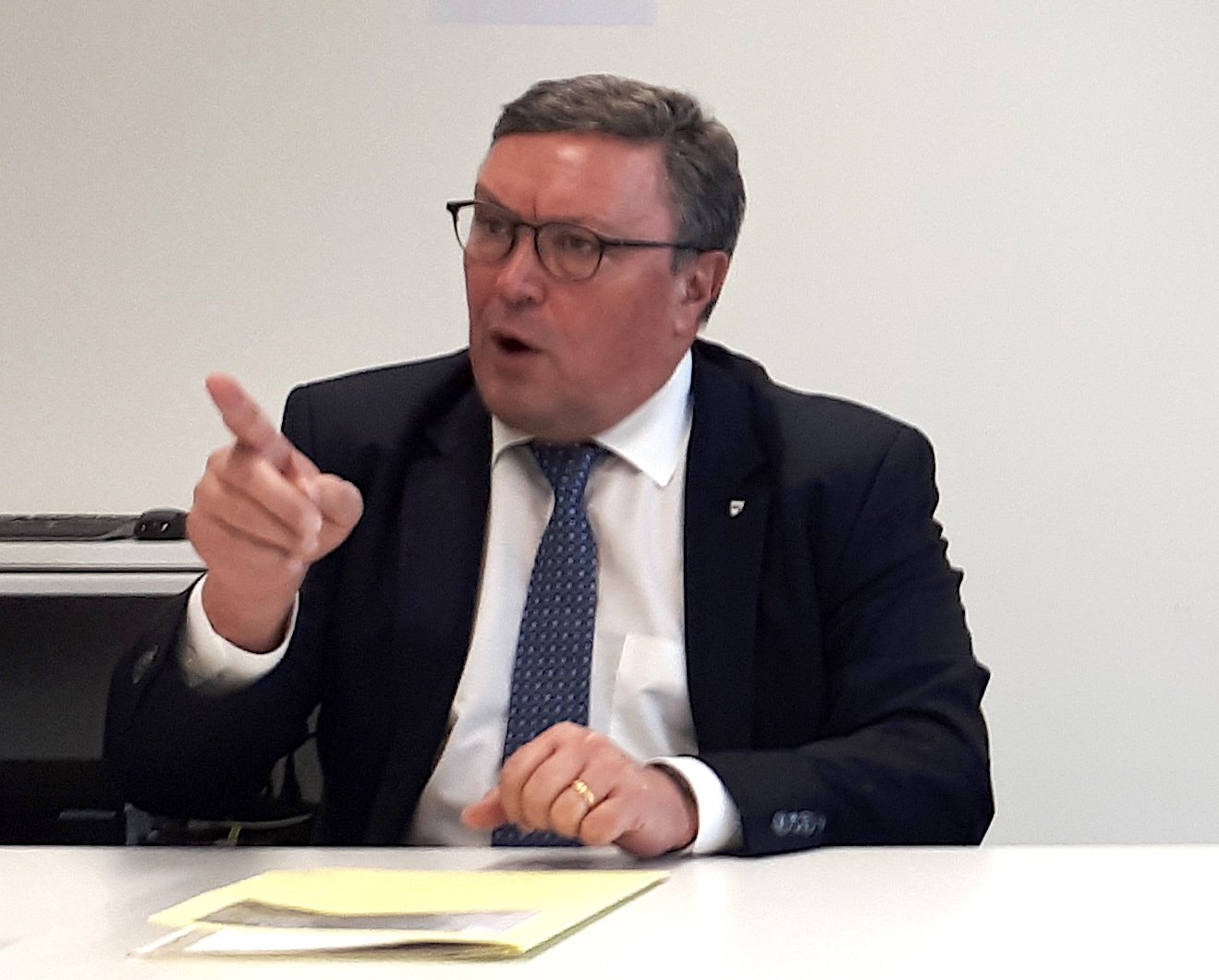 Der Zuger Baudirektor Urs Hürlimann (FDP) zeigt an, in welche Richtung es mit dem neu geschaffenen Amt gehen soll. 