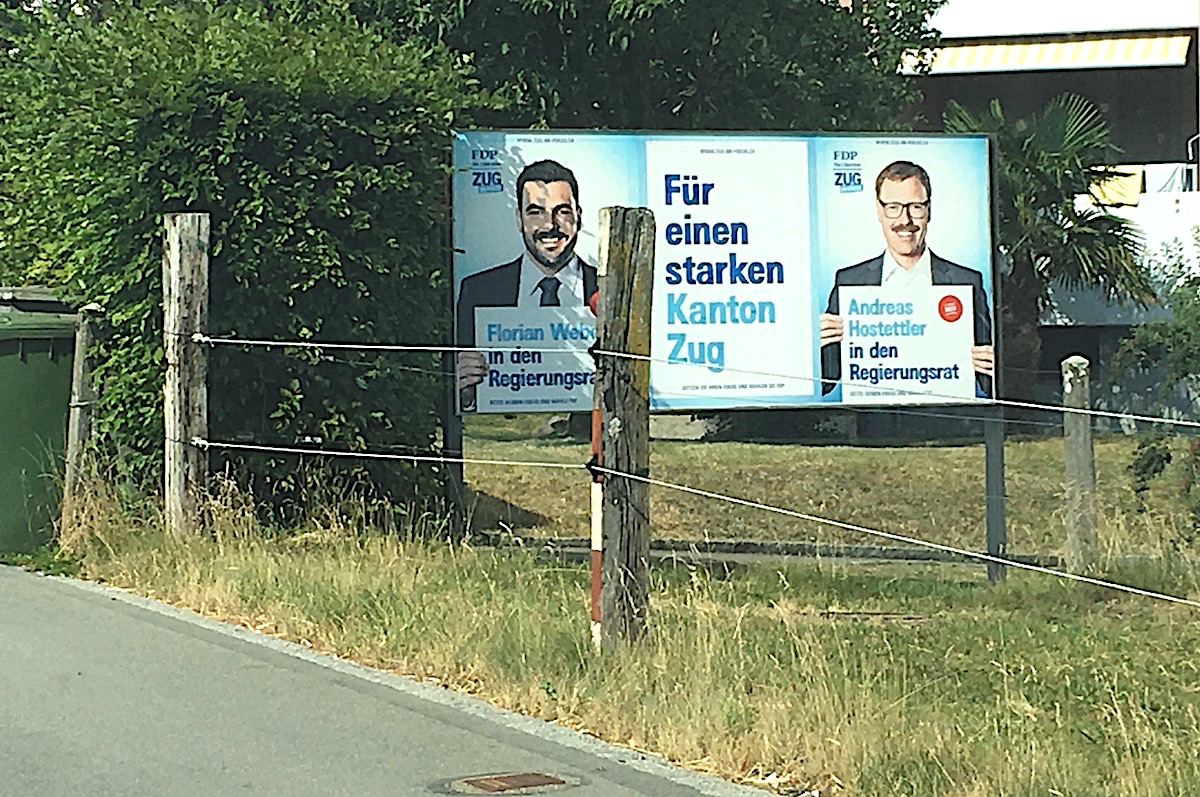 Sommerlich vereint auf dem Plakat: Schon sehr früh haben Florian Weber und Andreas Hostettler von der Zuger FDP mit ihrem Wahlkampf begonnen. Beide wurden nun in den Zuger Regierungsrat gewählt.