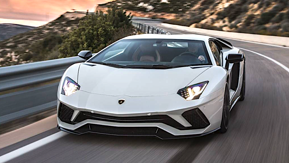 Einige hunderttausend Stutz kostet dieser Lamborghini: 35 Autos dieser Marke kurven durch Zug.