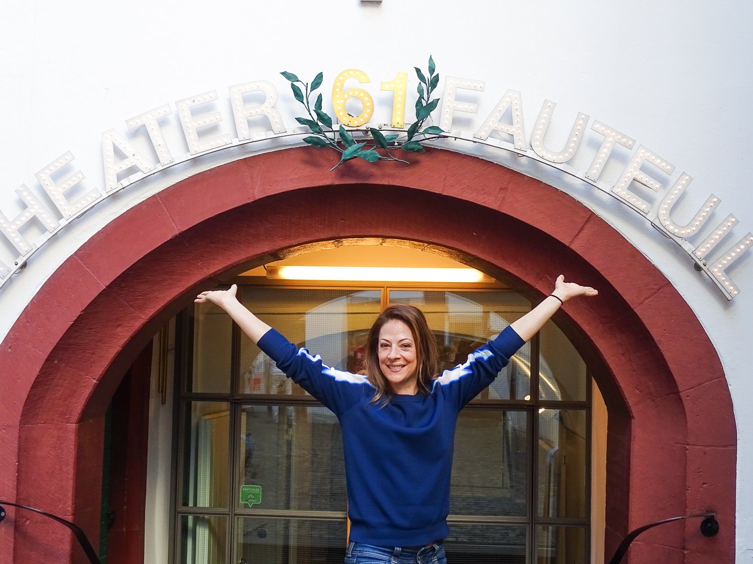 Isabelle Flachsmann vor dem Theater Fauteuil in Basel.