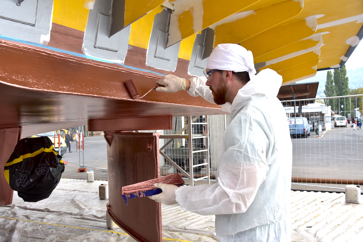 Das Schiff erhält einen dreilagigen Kupferbronzeschutzanstrich.