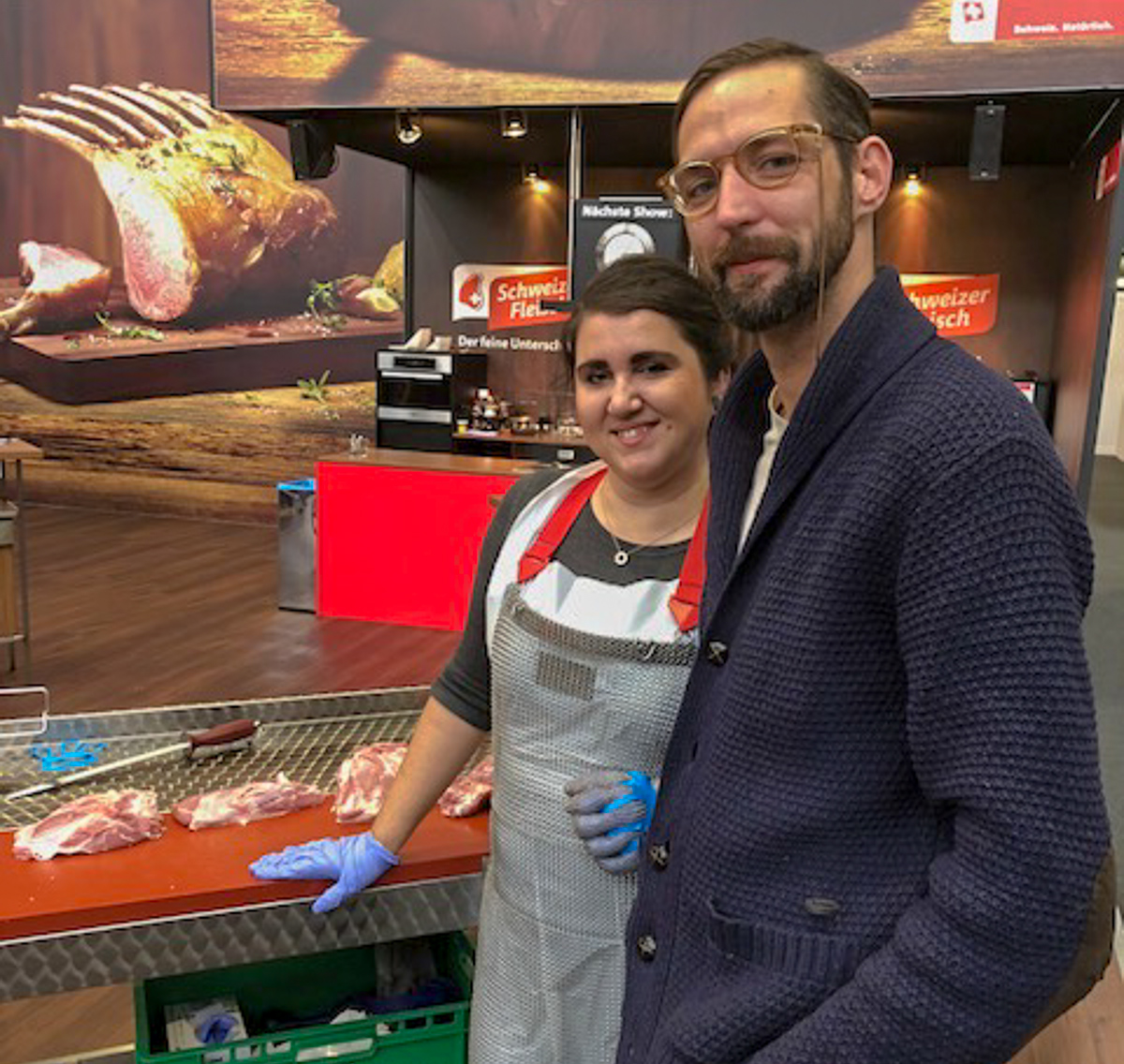 Die Autorin mit Koch Moritz Stiefel am Fleischstand, wo man das richtige Ausbeinen selber ausprobieren kann.