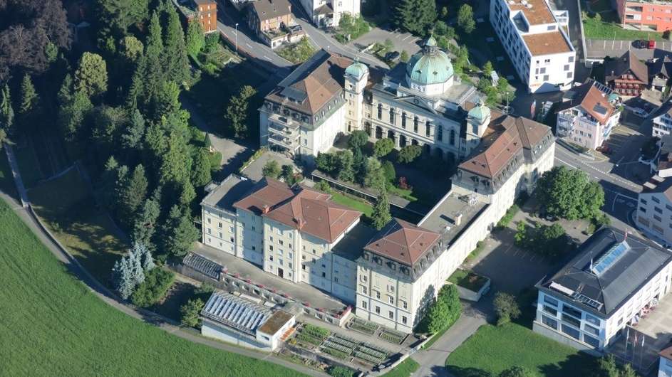 Eine grosse Kiste: Das Kloster der Schwestern vom Heiligen Kreuz in Menzingen wird derzeit umgebaut und soll dereinst geschützt werden. Das wird auch die Gemeinde Geld kosten.